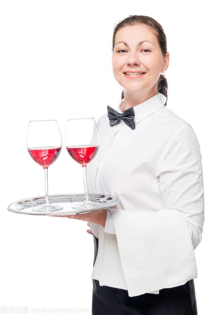 女服務生與酒精飲料托盤 餐飲服務中的專業(yè)肖像